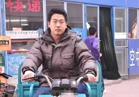 Nghiên cứu sinh tiến sĩ đi làm shipper bị giảng viên cũ chê 'có vấn đề đầu óc', anh đáp lại 1 câu ai cũng phục sát đất