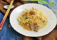 Nếu lười nấu nướng, chỉ cần 15 phút là xong món ăn mùi vị thơm ngon, hấp dẫn hơn mì xào ngoài tiệm 