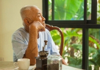 Người đàn ông tiết kiệm suốt 40 năm, đến khi nghỉ hưu khóc ròng ân hận: “Nhìn tiền trong tài khoản mà thấy thật vô nghĩa!”