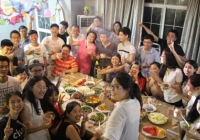 Đi họp lớp sau 15 năm, người lái BMW, Mercedes được xếp ngồi riêng, tôi bị ra rìa: Về đến nhà, nhận được tin nhắn 38 chữ quá sốc