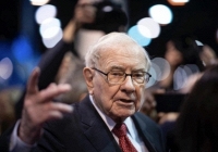 Warren Buffett nghỉ hưu ở tuổi 95: Rời ghế CEO nhưng để lại bài học cuối cùng về kho tiền 358 tỷ USD khiến cả thế giới ngả mũ
