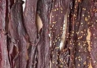 Đột kích nhà máy bí ẩn trên núi, cảnh sát triệt phá đường dây làm thịt bò khô từ vịt: Giá rẻ gấp 6 lần vốn, thu tới 36 tỷ/tháng