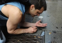 Phát hiện rất nhiều vàng trong các rãnh cống trên vỉa hè 