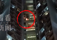 Hỏa hoạn tại một chung cư cao tầng Hong Kong (Trung Quốc), hơn 400 người mặc đồ ngủ hoảng loạn sơ tán lúc rạng sáng