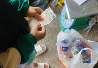 Bức ảnh đứa trẻ cầm 7 nghìn đồng đứng bên chiếc cân gây 'bão': Người ào ào vào 'xin vía', người đưa ra lời cảnh báo