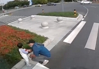 Bé gái đứng bơ vơ ở ngã tư những ngày giáp Tết: Nghe người mẹ giải thích nguyên do, ai nấy nghẹn lòng