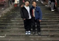 Bức ảnh 'xuyên không' của 2 cha con bốc vác khiến tôi hiểu: Con cái lớn lên hiếu thảo hay không, thực ra đã có dấu hiệu từ sớm