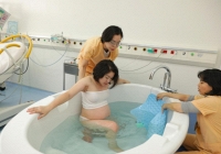 Phương pháp chuyển dạ dưới nước giúp thai phụ thư giãn và giảm đau