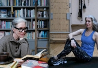 Cuộc sống mơ ước của người phụ nữ 47 tuổi bên bờ biển: Cắm hoa, tập Pilates và sở hữu bức tường sách khổng lồ khiến ai cũng ghen tị