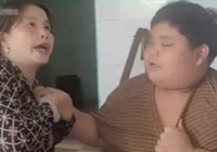 Bức ảnh mẹ và con trai này trông bình thường nhưng lại cực BẤT THƯỜNG: Có những đứa trẻ bị huỷ hoại bởi sự 'vô tri' như thế!