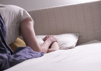 Trong lúc chụp ảnh cưới mở điện thoại chồng ra xem rồi nhìn thấy đoạn video không thể tin nổi của anh và người quen