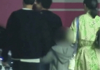 Bức ảnh 'mờ căm' của con trai nữ chính phim giờ vàng gây sốt: Có giáo dục tốt hay không, chỉ cần xem khoảnh khắc này!