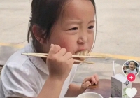 Bức ảnh bé gái ăn sáng có gì bất thường mà khiến dân mạng tranh cãi: Ai cũng thế thì xã hội loạn mất!