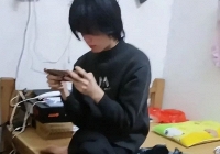 Bố quay clip bêu riếu con trai: 'Tôi đã làm gì sai mà sinh ra đứa con thế này?', dân mạng phát hiện ngay 1 chi tiết rùng mình!