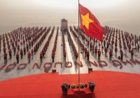 Lễ 30/4: Du khách hào hứng với vạn góc check-in đỏ rực màu cờ trên núi Bà Đen