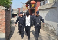 Phụ huynh lao tới trường hành hung thầy hiệu phó bị thương, sau khi cảnh sát vào cuộc thầy giáo lại phải ngồi tù 