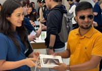 Quang cảnh ngày đầu mở bán iPhone 15: Đây là người đàn ông nhận được máy sớm nhất thế giới!