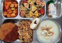 Soi suất ăn trưa của học sinh toàn thế giới, nhiều nơi miễn phí mà chất lượng vẫn 'đỉnh chóp'