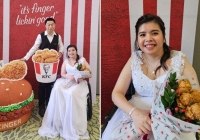 Làm đám cưới ngập gà KFC, cô dâu chú rể khiến dân mạng cười bò: Đến bó hoa cũng độc nhất!
