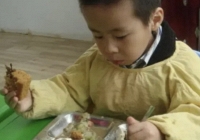 Con khoe bữa trưa ở trường mẫu giáo rất ngon, ngày nào cũng hết 2 bát lớn, mẹ sốc nặng khi nhìn ảnh thực tế