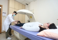 Đưa mẹ đi khám xương, người phụ nữ không ngờ bị loãng xương nặng hơn mẹ