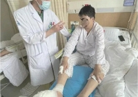 Chân nam sinh mọc đầy cục tròn cứng như đá, không thể đi lại vì uống thứ này thay nước