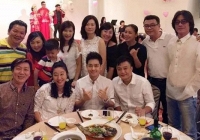Tham gia họp lớp, cầm nhầm điện thoại của bạn bên cạnh rồi đọc to tin nhắn vừa được gửi đến, 2 người bỗng đứng dậy đi về luôn