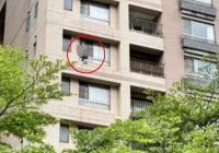 Đi qua chung cư phát hiện điều lạ, người đi đường tá hỏa báo cho bảo vệ kịp ngăn chặn một thảm kịch