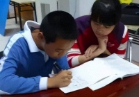 Mẹ thạc sĩ dạy con làm phép tính '6:6:6:6=1' nhưng bị gạch sai, hôm sau hùng hổ lên trường đòi kiện cô và cái kết muốn 'độn thổ'
