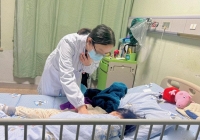 Bé gái 2 tuổi ngộ độc chì nguy kịch chỉ vì cách chữa khó ngủ của bà nội, bác sĩ hoảng hốt: 'Quá mê tín'