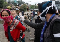 Cảnh sát Ấn Độ dùng roi mây để buộc người dân chấp hành lệnh phong tỏa