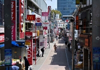 Một ngày sau tuyên bố tình trạng khẩn cấp ở Nhật: các thành phố lớn vắng bóng người.