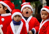 “Ông già Noel nhí ngáp ngủ” của Việt Nam được chọn là khoảnh khắc ấn tượng đầu tuần 