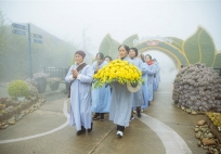 Phật tử thành kính dự Lễ Vía Đức Phật A Di Đà trên đỉnh Fansipan