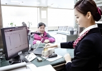 Mẹ qua đời để lại 1 cuốn sổ tiết kiệm, con gái đến ngân hàng rút tiền mà chết sững vì câu nói của nhân viên