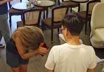 Khách Tây lạy chủ quán Việt Nam vì được ăn món ngon nhất cuộc đời