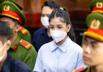 CLIP: Hằng Du Mục bật khóc khi luật sư đề cập 'bị cáo vẫn phải vắt sữa vì đang nuôi con nhỏ'