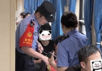 Vô tình liếc nhìn điện thoại cụ bà ngồi cạnh, nam sinh tái mặt trước tin nhắn mình thấy, vội vàng báo nhân viên an ninh