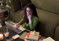 500k tiền trông trẻ để con không hét lên trong cuộc họp