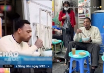 Khách Tây lên thời sự chỉ vì ngồi vỉa hè “đá” bát bánh đa cua
