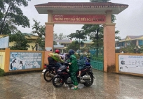 Vụ 40 học sinh nghi ngộ độc: Hơn 50 phụ huynh tiếp tục đến trường đón con về giữa chừng vì sự xuất hiện của 1 người phụ nữ