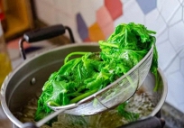 6 loại rau không chần trước khi nấu chẳng khác nào uống thuốc độc, toàn món quen mặt trên bàn ăn của người Việt
