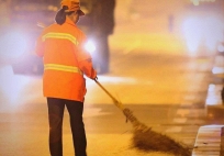 Đang quét đường lúc 3h sáng, cô lao công bỗng bật khóc giữa phố, lý do khiến MXH lặng người