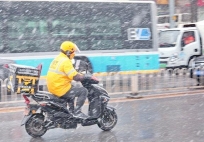 Đi 10km trong mưa để giao một đơn hàng, shipper tuyên bố 1 câu khiến ai cũng thấm