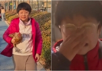 Từ giờ sao cậu bé này dám ăn thịt gà nữa?