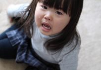 Vì sao trẻ vừa nhìn thấy một người nào đó liền đột nhiên khóc to? Không phải mê tín, cha mẹ cần thật hiểu rõ