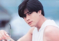 Nam tài tử đẹp trai hoàn hảo từng khiến fan nổi giận chỉ vì thông báo lấy vợ: U70 đón 3 con, phong cách giáo dục cực đỉnh