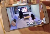 Thuê bảo mẫu trông con, con trai 8 tuổi cứ 9 giờ tối là buồn ngủ, bố kiểm tra camera rồi thưởng gấp cho bảo mẫu 70 triệu