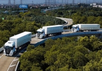 Một tài xế có thể lái 5 xe tải cùng lúc không? Hàng xóm Việt Nam đưa câu trả lời không thể thuyết phục hơn