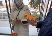 Mua iPhone 17 Pro Max giá 10 triệu, người phụ nữ tố chủ cửa hàng gian lận: Bàn tay của anh là bằng chứng